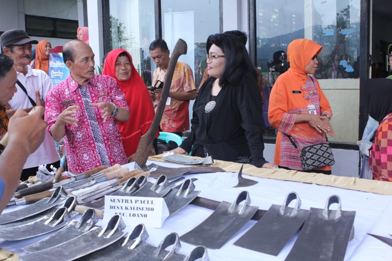 Kemenkop Kunjungi Perajin Cangkul Purworejo