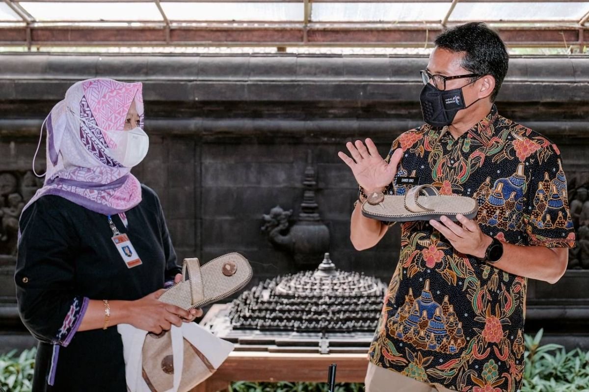 Sandiaga Uno Apresiasi Inovasi Sandal Untuk Wisatawan ke Candi Borobudur