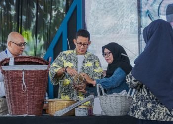 Menteri Sandiaga Uno Menganyam Kertas Koran Bekas