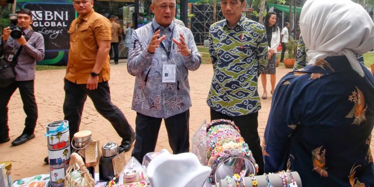 Presiden Jokowi Kunjungi Booth UMKM Binaan BNI