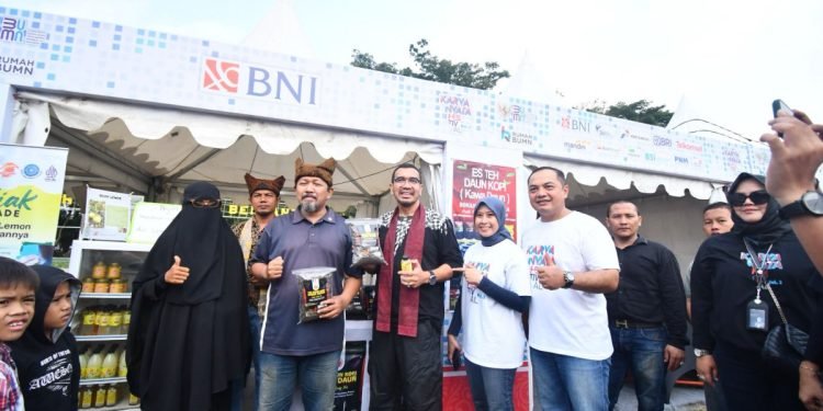 TINGKATKAN VOLUME PENJUALAN UMKM PADANG MELALUI KARYA NYATA FESTIVAL