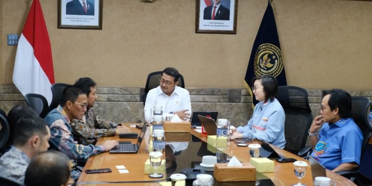 Manfaatkan Produk Ekraf, Menekraf Bahas Kolaborasi Event dengan PHRI