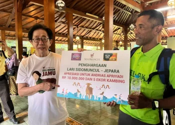 Sido Muncul Beri Penghargaan untuk Satpam