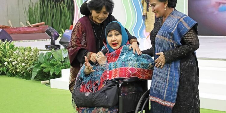 Anne Avantie Gaungkan “Ulos Berdaya, Berkarya Pasca Bencana