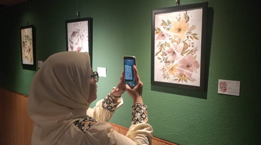 Pameran Tunggal Puti Mustika Angkat Keindahan Flora dalam “Whispers in Bloom”