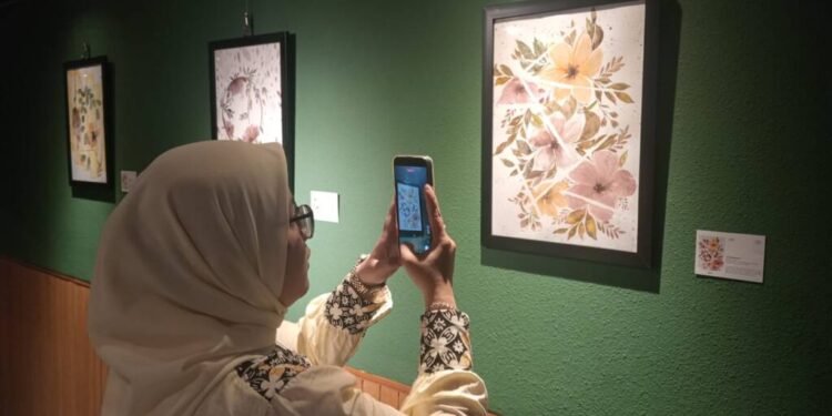 Pameran Tunggal Puti Mustika Angkat Keindahan Flora dalam “Whispers in Bloom”