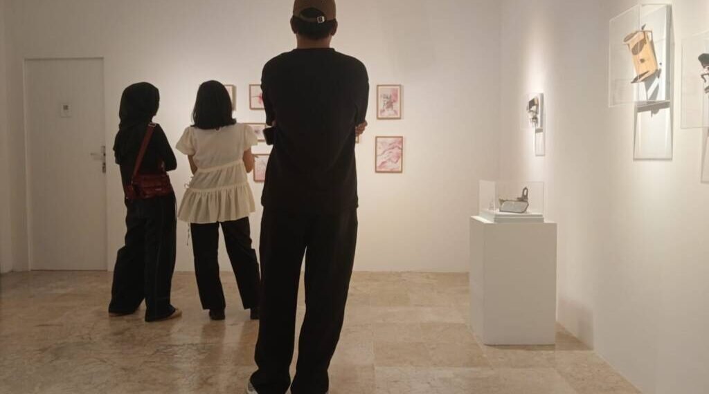 Ajeng Martia Saputri dan Metafora Rumah yang Terbakar