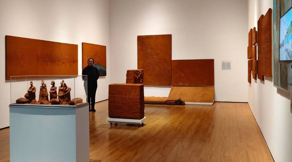 Endang Lestari Hadirkan Ritus “Geophagia Memoria” dan Performativitas Tanah dalam Pameran Indonesian Women Artists