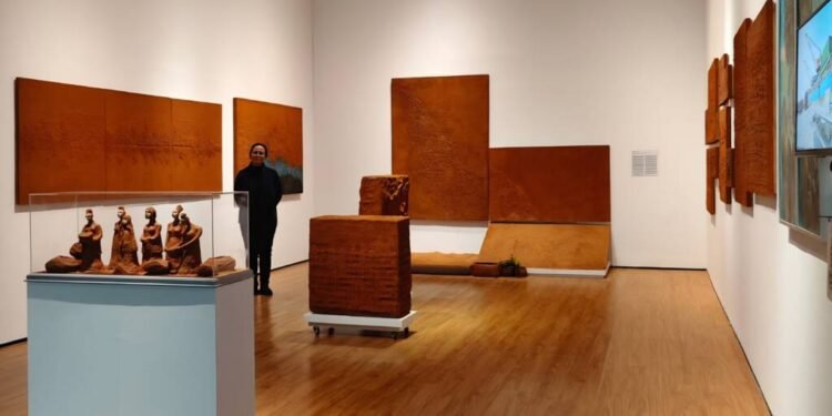 Endang Lestari Hadirkan Ritus “Geophagia Memoria” dan Performativitas Tanah dalam Pameran Indonesian Women Artists