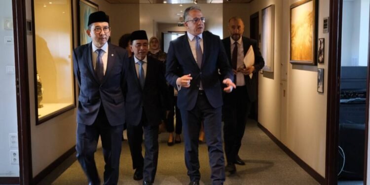 Fadli Zon Temui  UNESCO, Indonesia Tegaskan Pelindungan Borobudur