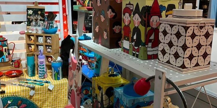 Pertama Kali Ikut INACRAFT, Produk Lukis Tangan Karya Sinta Dilirik Pembeli Mancanegara