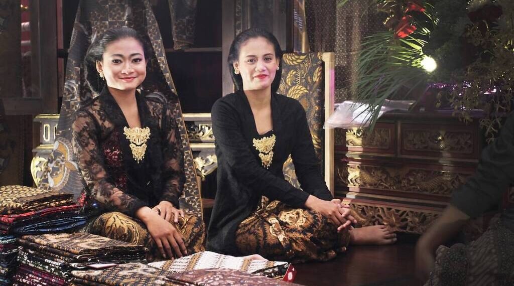 Ekraf Ajak Gen Z Pakai Wastra Indonesia