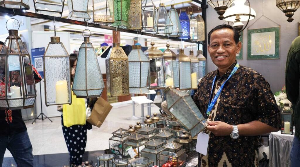 Aneka Karya Glass Andalkan Handmade untuk Menembus Pasar Ekspor