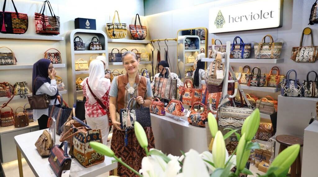 Herviolet Padukan Tenun Nusantara dan Kulit dalam Tas Perempuan