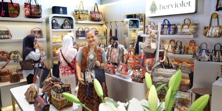 Herviolet Padukan Tenun Nusantara dan Kulit dalam Tas Perempuan