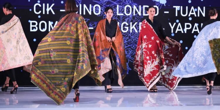 Akulturasi Ratusan Tahun dalam Selembar Kain, Kolaborasi BI Tegal dan ASEPHI Pekalongan Pukau Panggung Inacraft