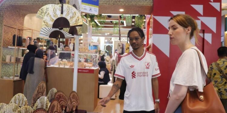 INACRAFT Curi Perhatian Pengunjung Mancanegara, Tas Kulit dan Batik Lokal Jadi Incaran Utama